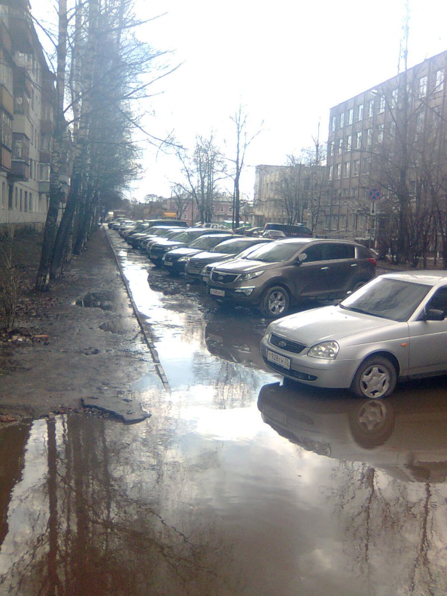 Затопленый тротуар. Видно, что люди здесь и так не ходят.